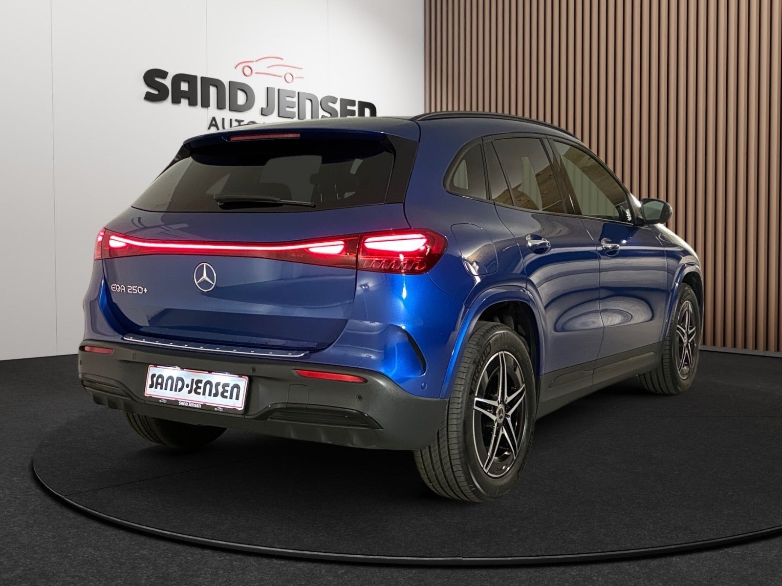 Blå Mercedes EQA250+ fra 2025