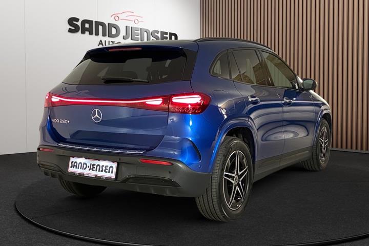 Blå Mercedes EQA250+ fra 2025