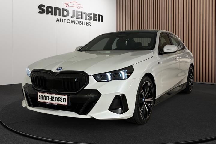 Hvid BMW i5 fra 2024