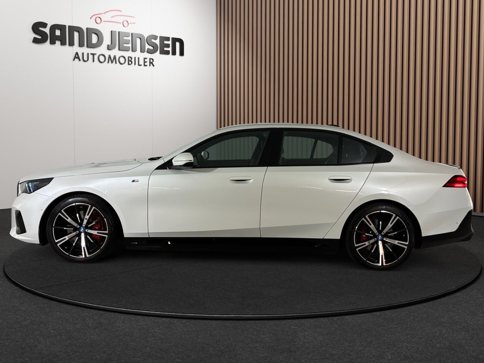 Hvid BMW i5 fra 2024