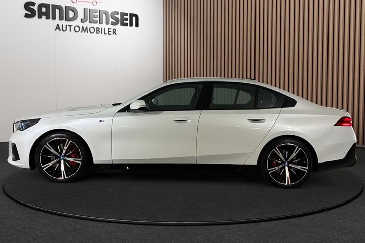 Hvid BMW i5 fra 2024