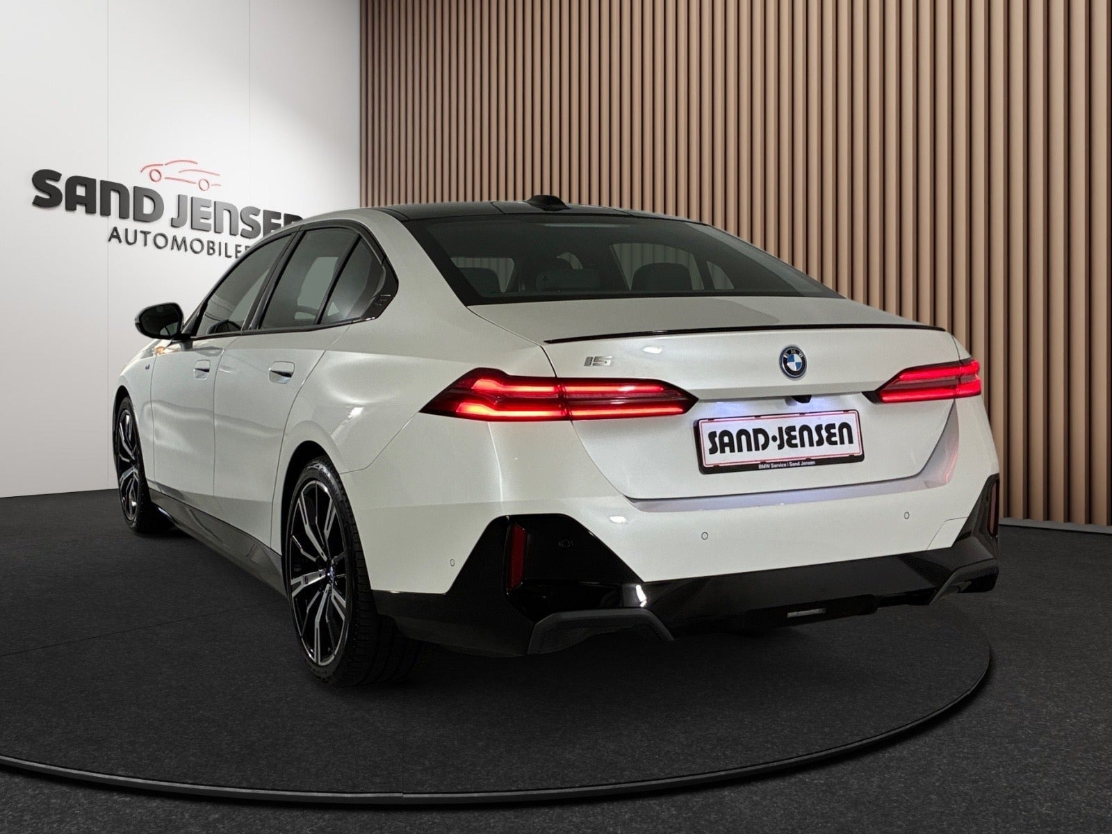 Hvid BMW i5 fra 2024
