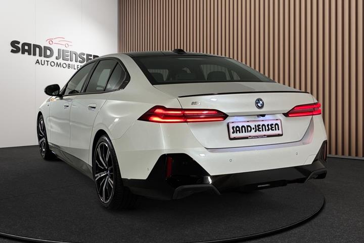 Hvid BMW i5 fra 2024