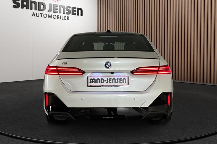 Hvid BMW i5 fra 2024