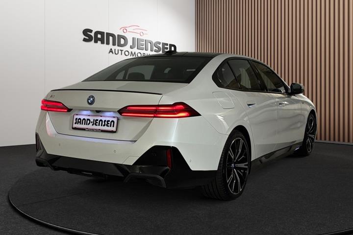 Hvid BMW i5 fra 2024