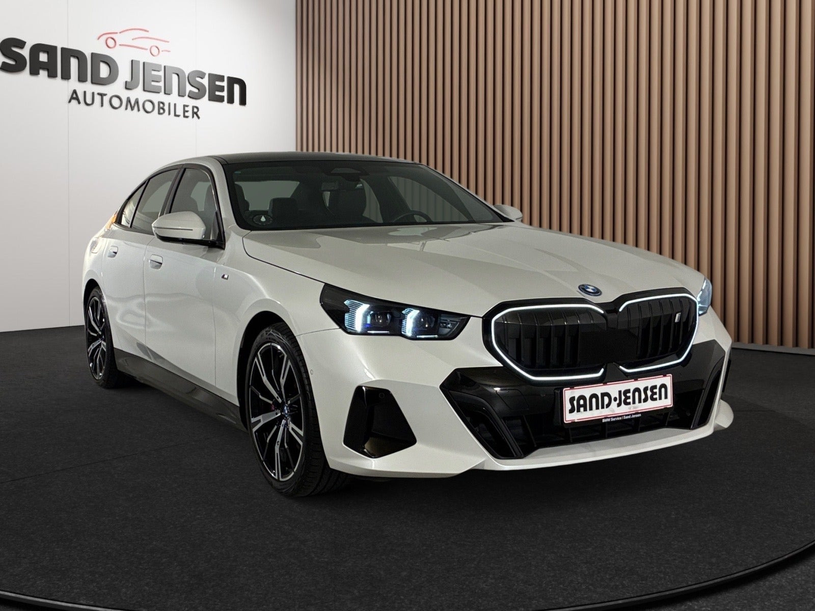 Hvid BMW i5 fra 2024