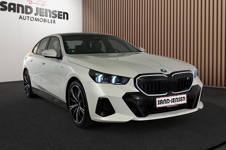 Hvid BMW i5 fra 2024