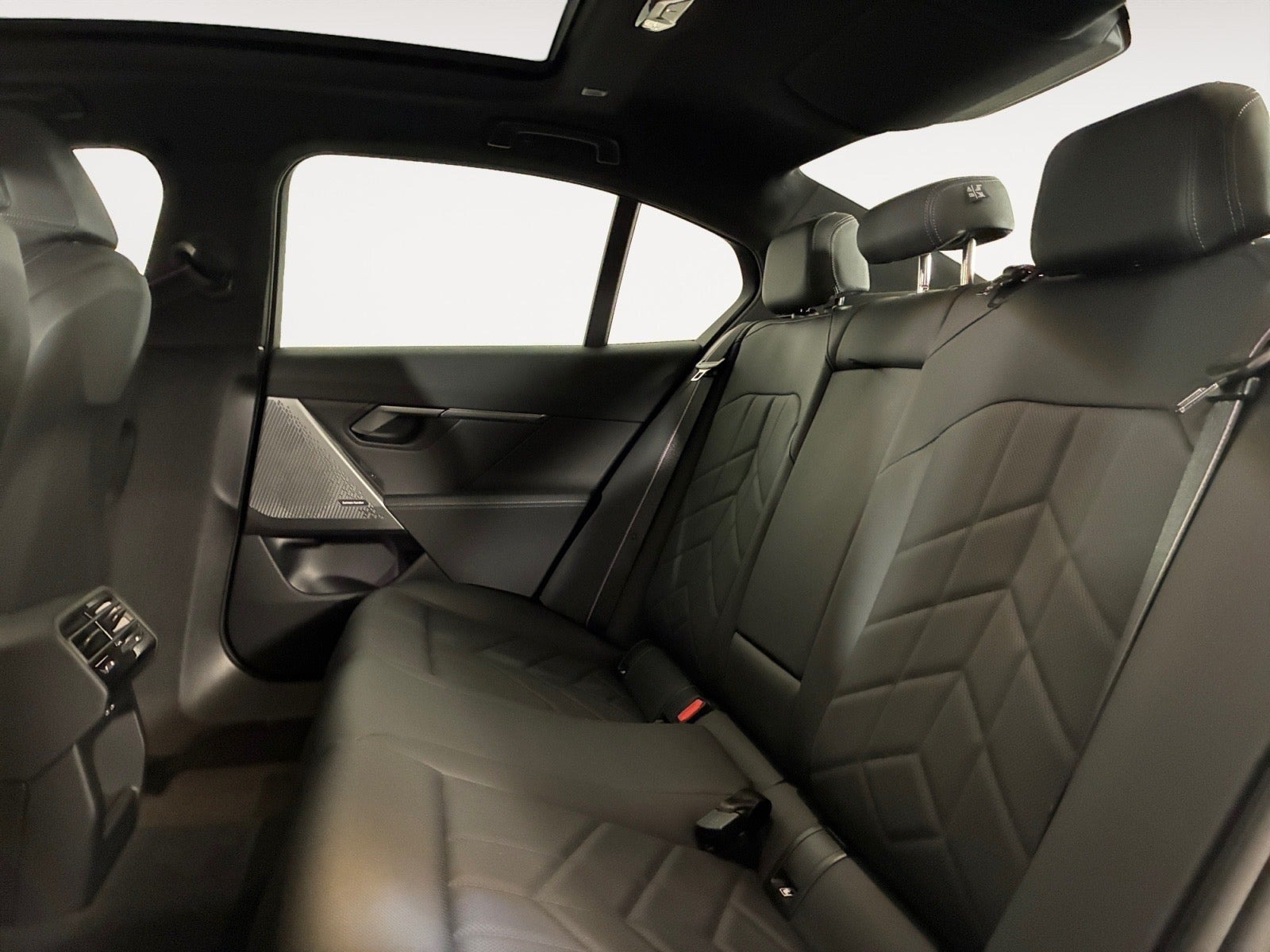 Hvid BMW i5 fra 2024