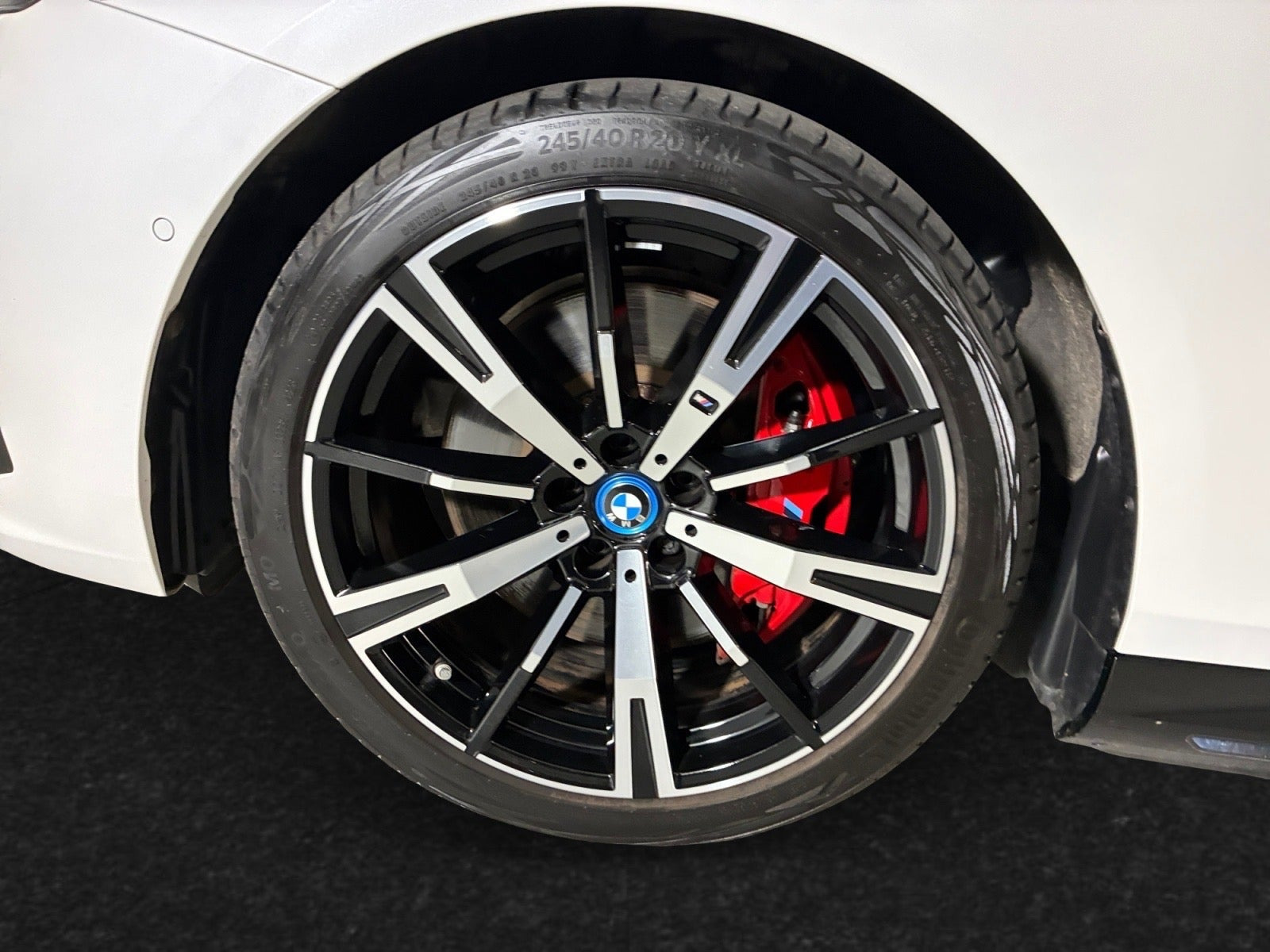 Hvid BMW i5 fra 2024