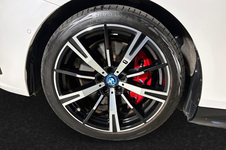 Hvid BMW i5 fra 2024