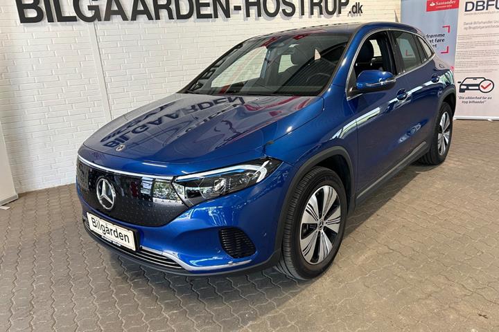 Blå Mercedes EQA250+ fra 2024 set udefra