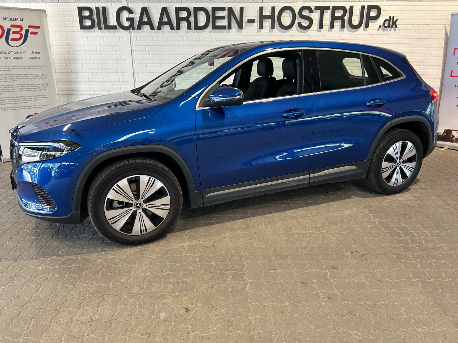 Blå Mercedes EQA250+ fra 2024