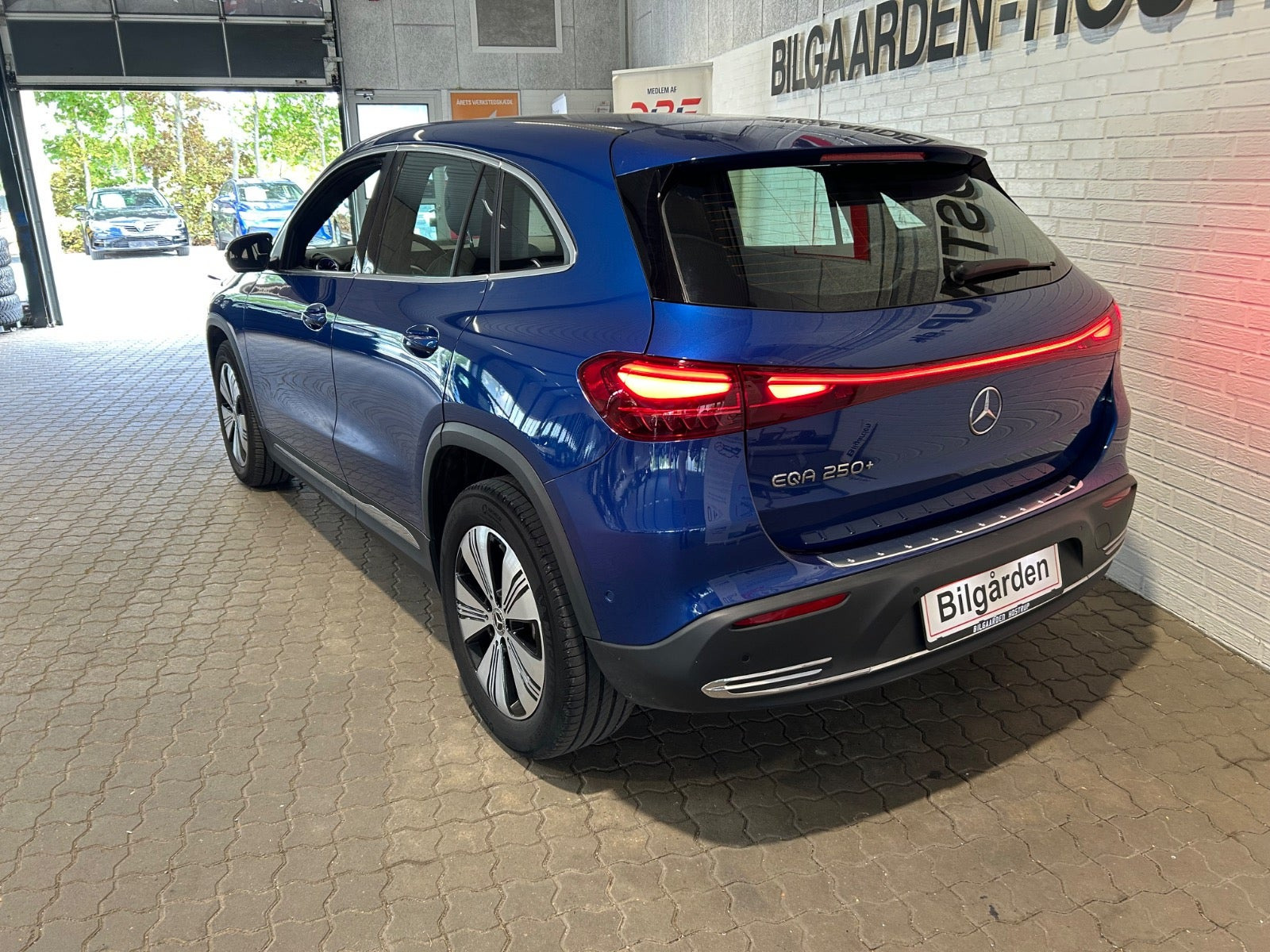 Blå Mercedes EQA250+ fra 2024