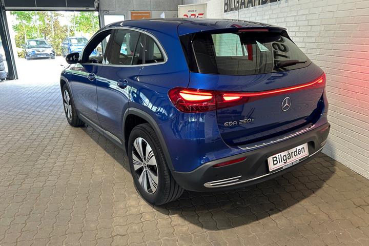 Blå Mercedes EQA250+ fra 2024