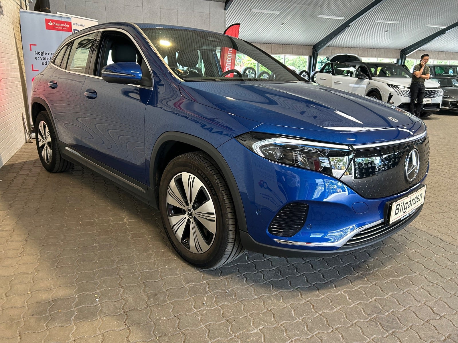 Blå Mercedes EQA250+ fra 2024