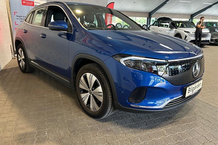 Blå Mercedes EQA250+ fra 2024
