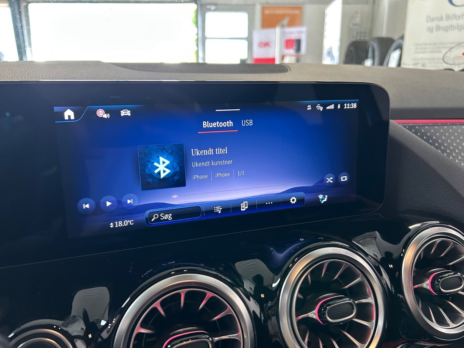 Blå Mercedes EQA250+ fra 2024