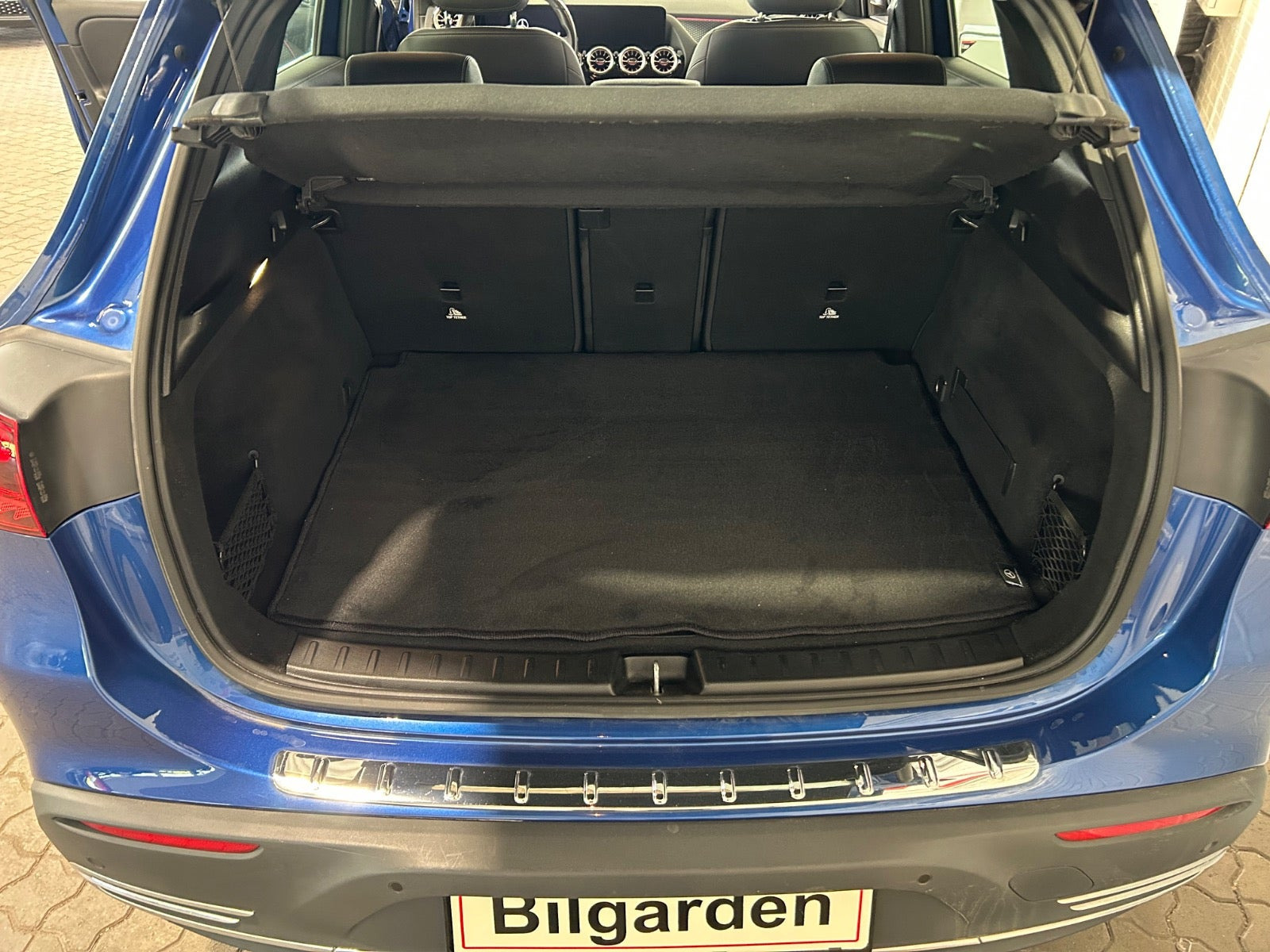 Blå Mercedes EQA250+ fra 2024