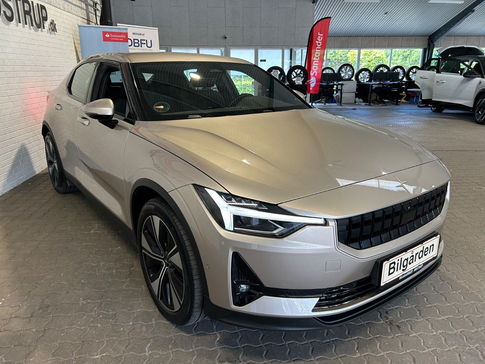 Orange Polestar 2 fra 2023