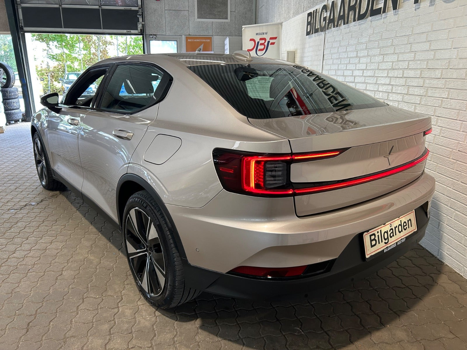 Orange Polestar 2 fra 2023