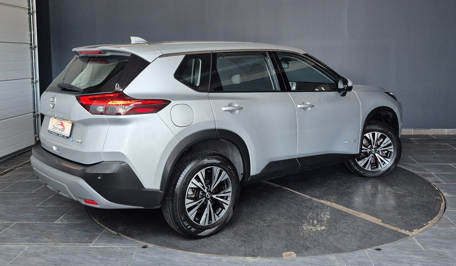 Grå Nissan X-Trail fra 2023