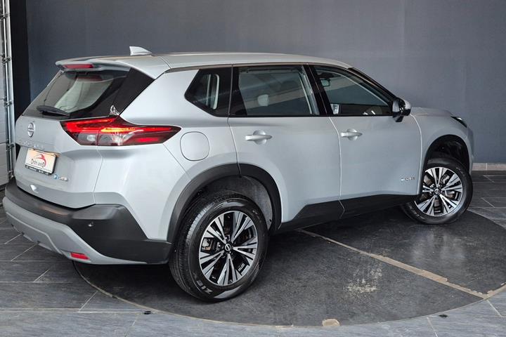 Grå Nissan X-Trail fra 2023