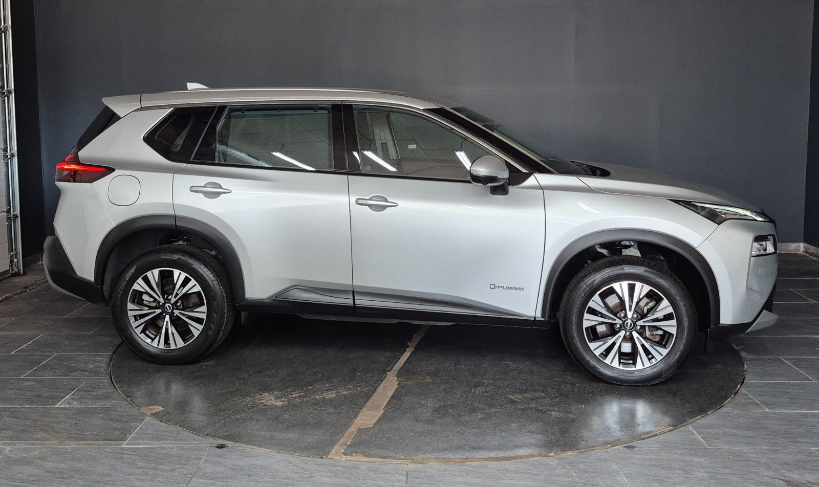 Grå Nissan X-Trail fra 2023