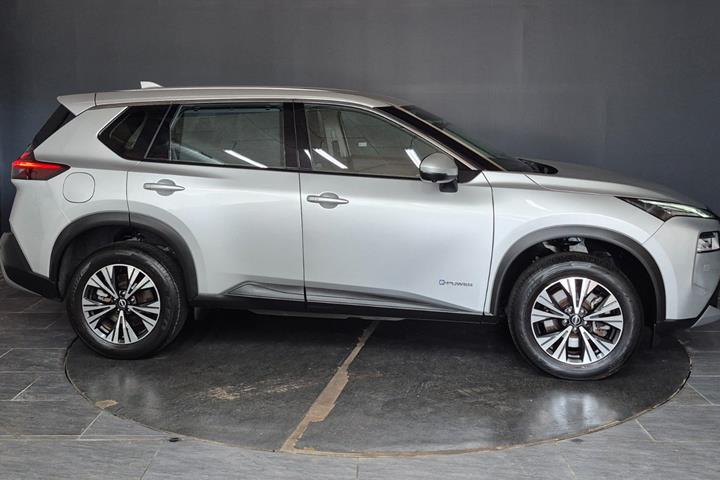 Grå Nissan X-Trail fra 2023