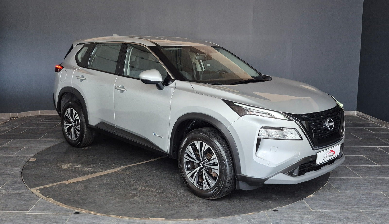 Grå Nissan X-Trail fra 2023