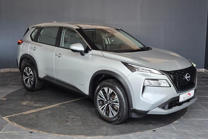 Grå Nissan X-Trail fra 2023