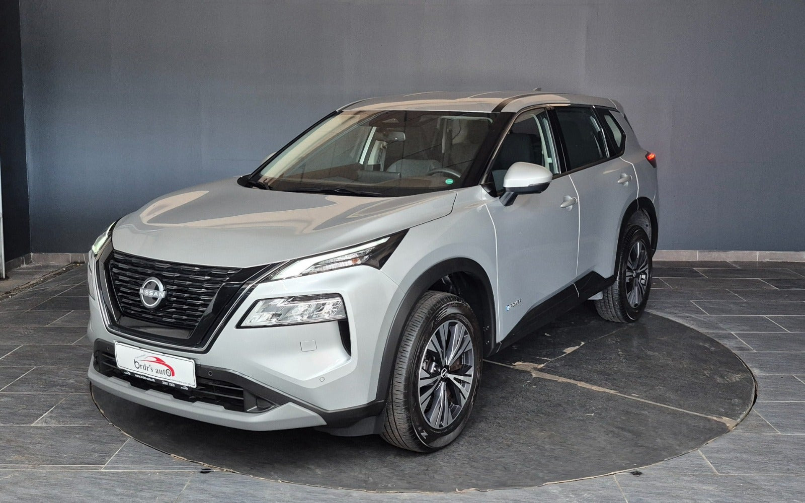 Grå Nissan X-Trail fra 2023