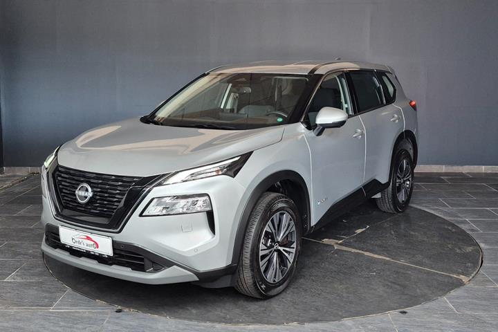 Grå Nissan X-Trail fra 2023
