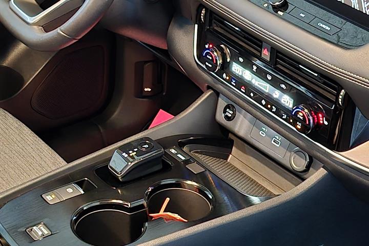 Grå Nissan X-Trail fra 2023