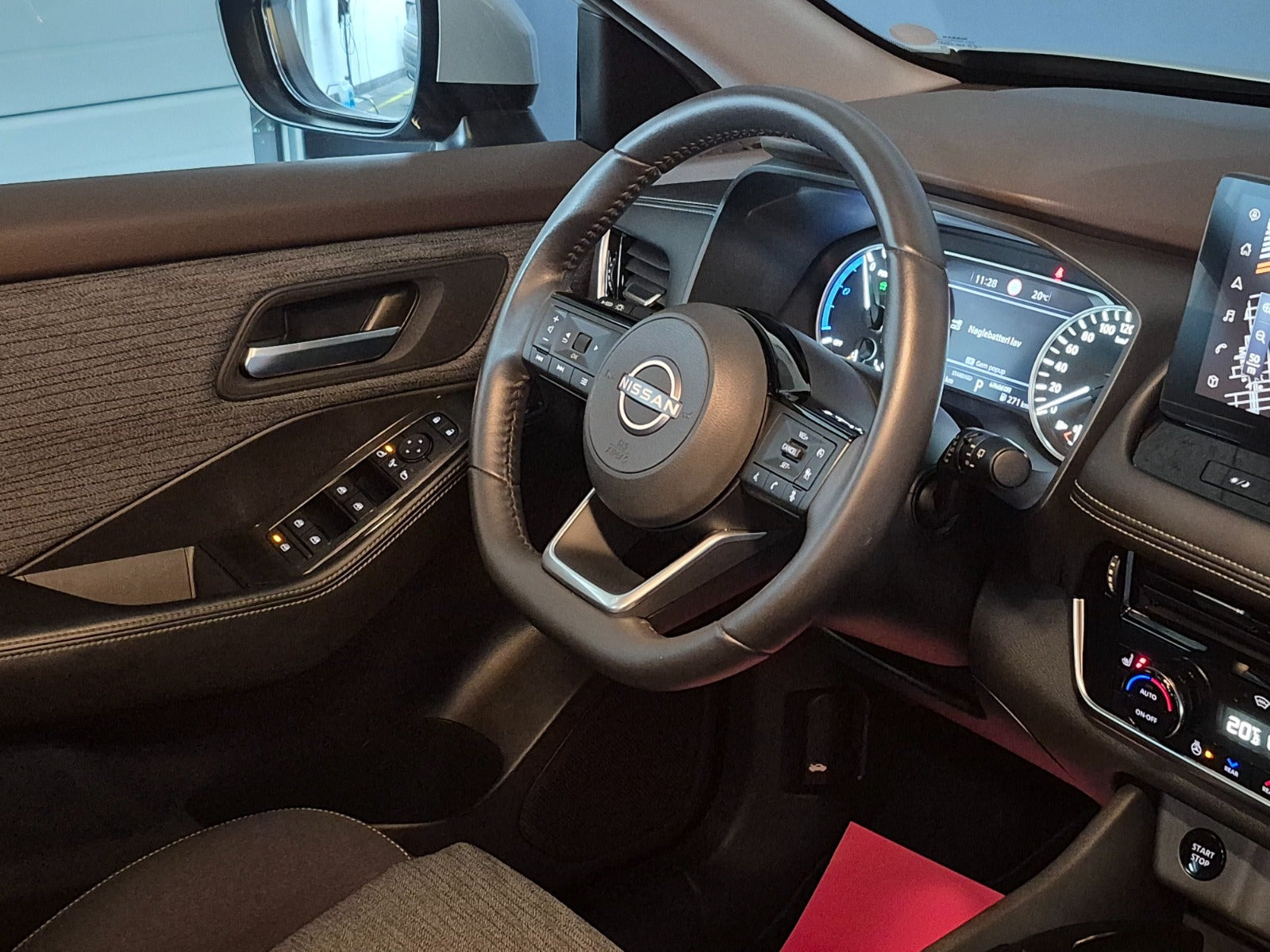Grå Nissan X-Trail fra 2023