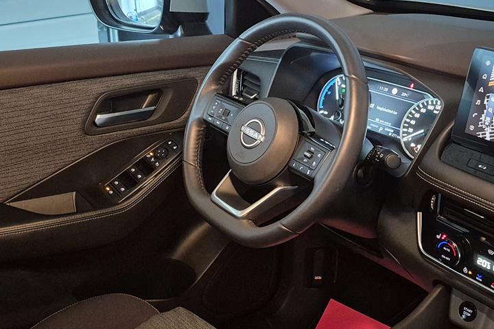Grå Nissan X-Trail fra 2023