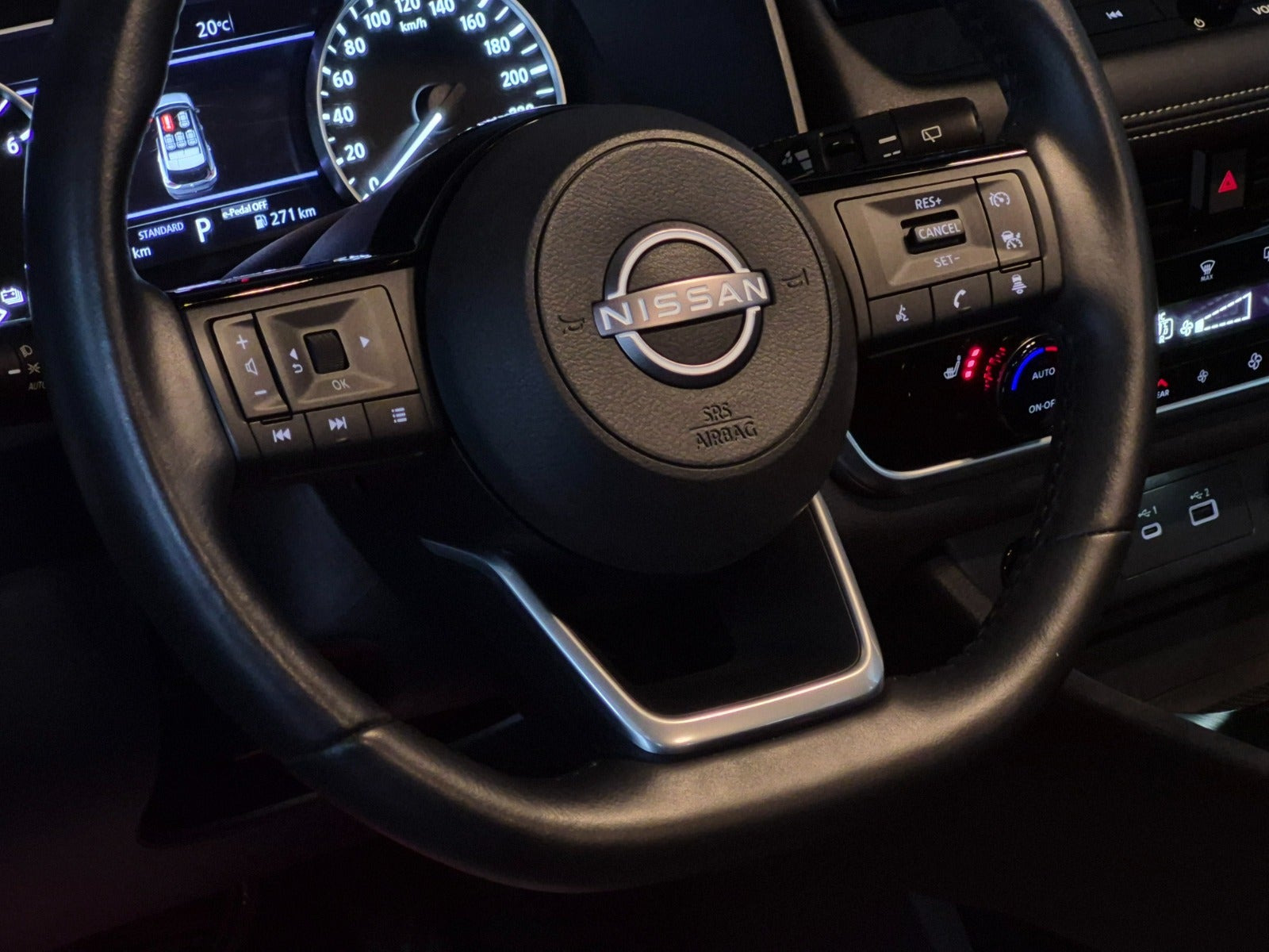 Grå Nissan X-Trail fra 2023