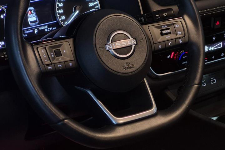 Grå Nissan X-Trail fra 2023
