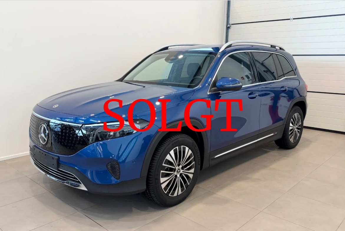 Blå Mercedes EQB250+ fra 2025 set udefra