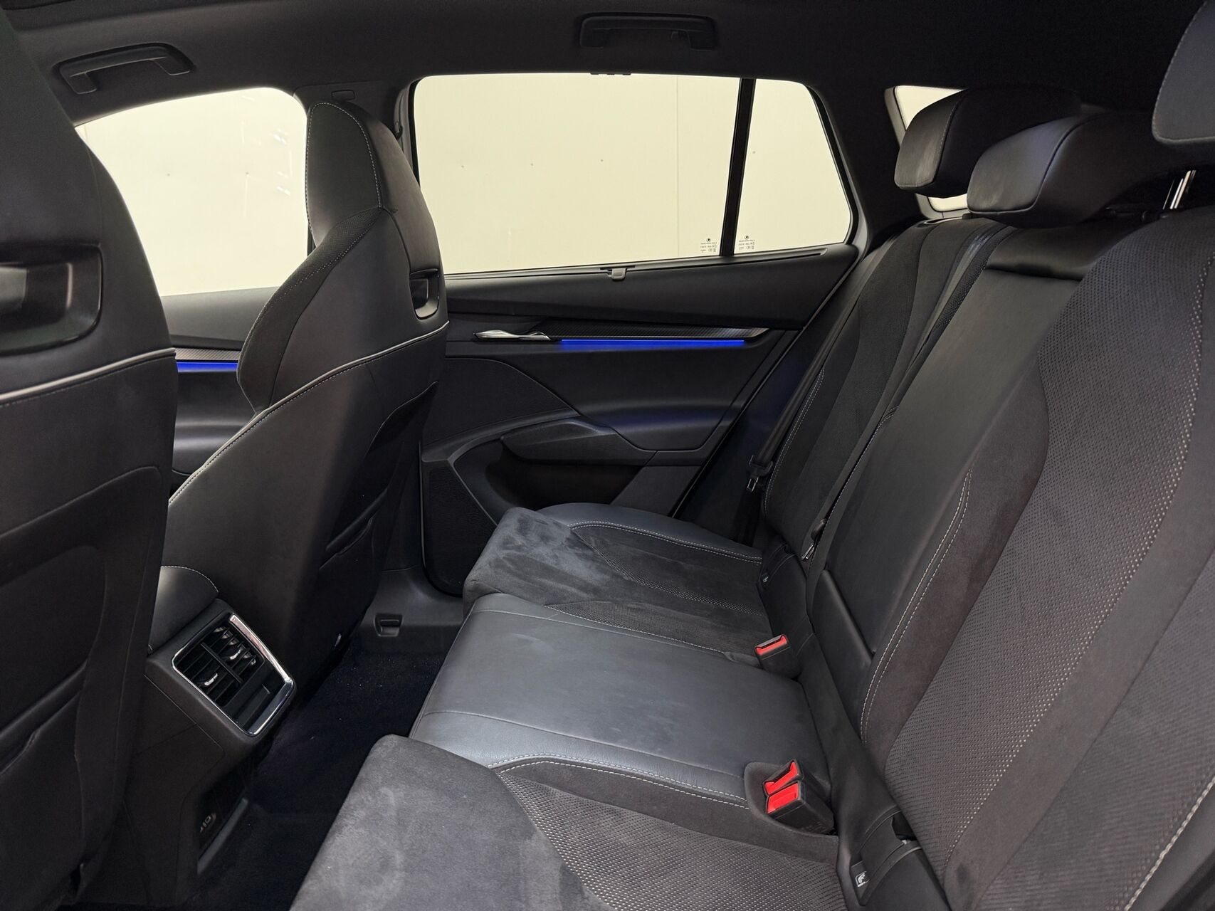 Hvid Skoda Enyaq fra 2022