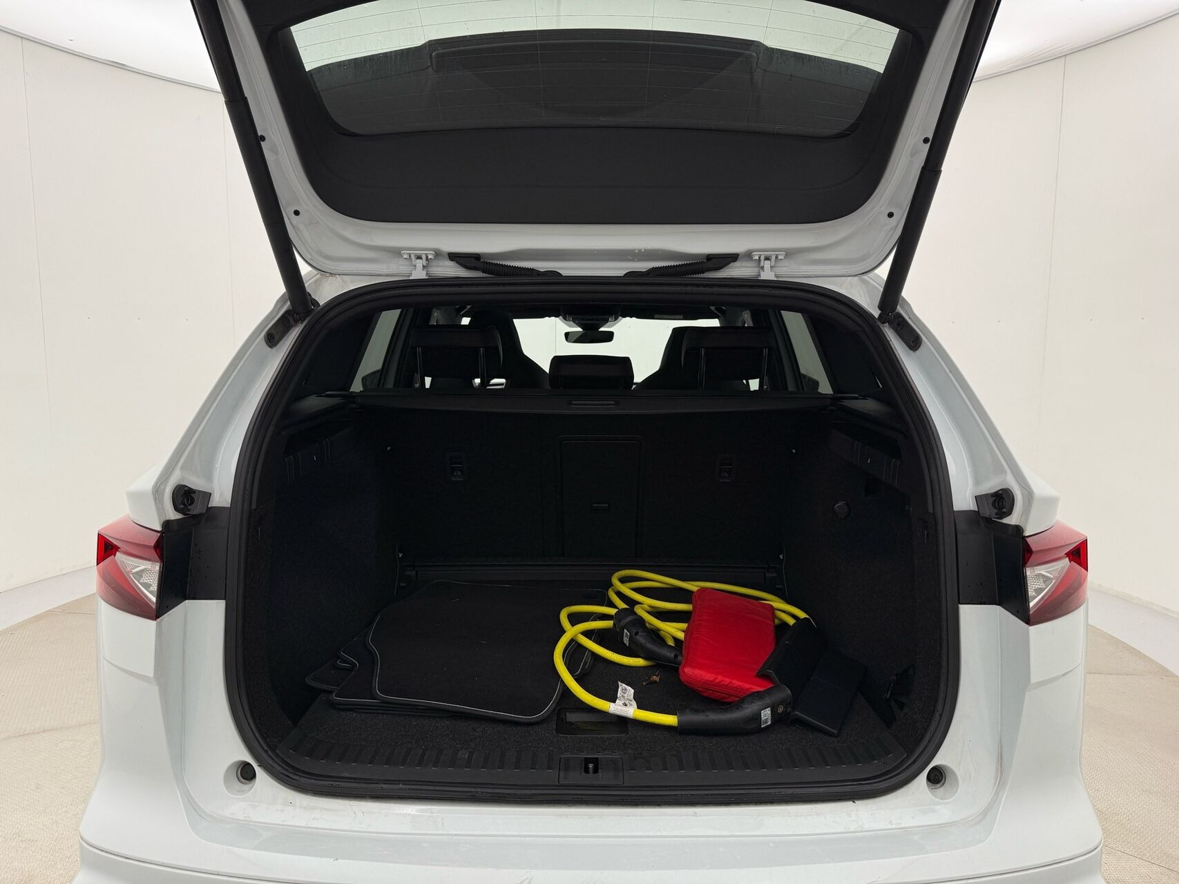 Hvid Skoda Enyaq fra 2022