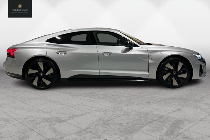 Sølv Audi RS e-tron GT fra 2022