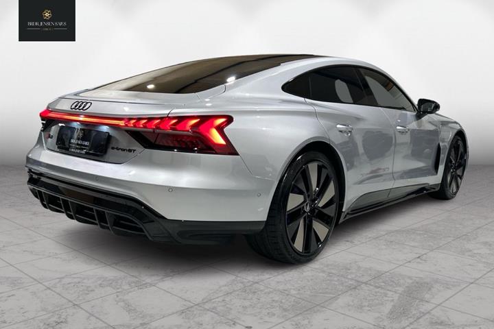 Sølv Audi RS e-tron GT fra 2022