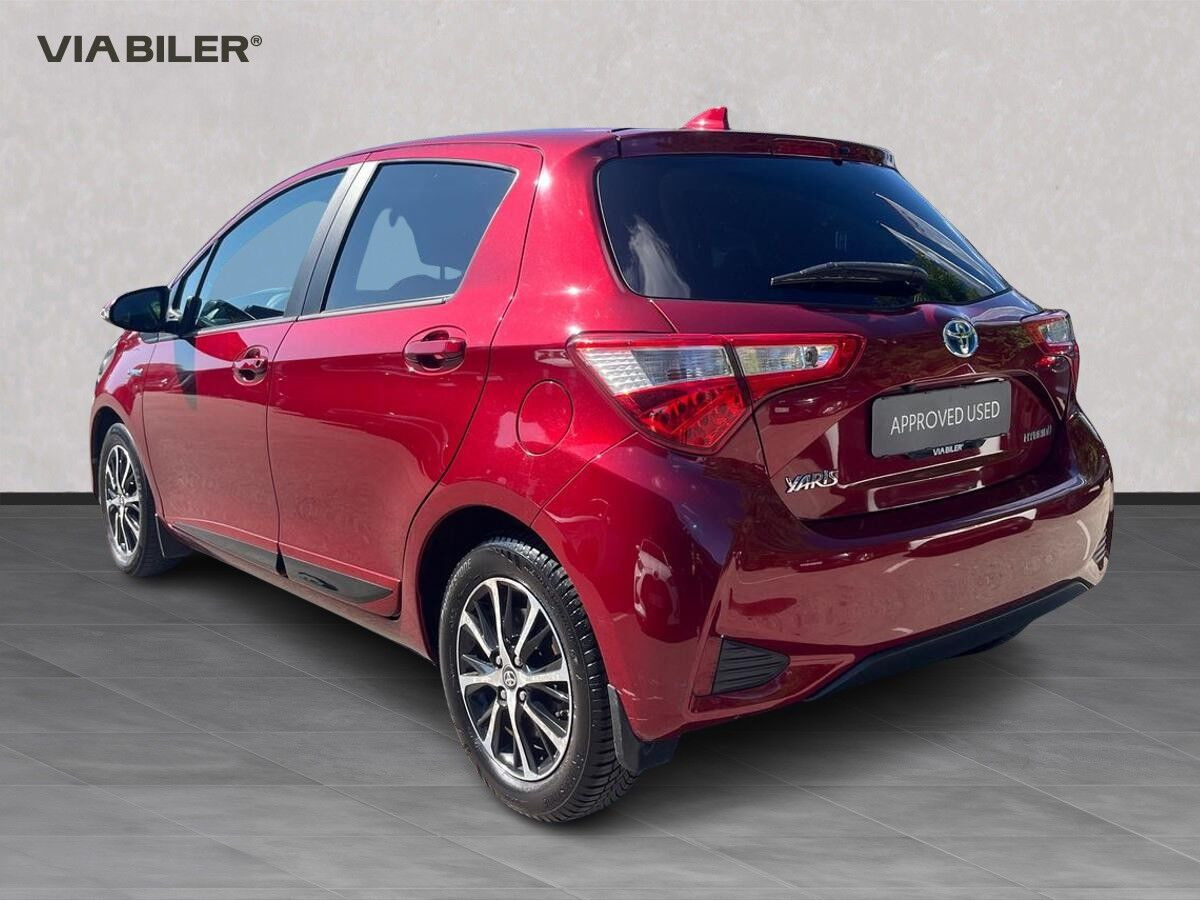 Rød Toyota Yaris fra 2020