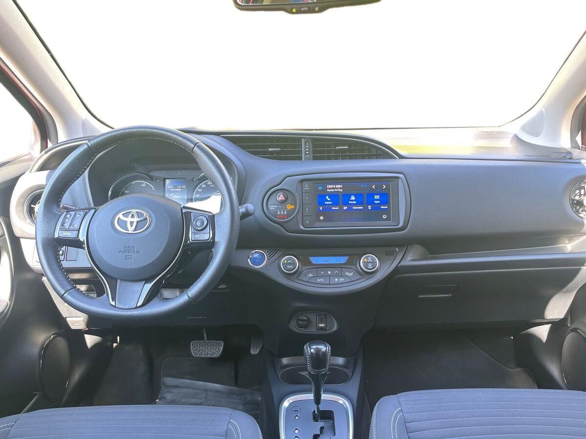 Rød Toyota Yaris fra 2020