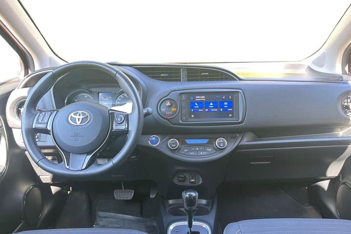 Rød Toyota Yaris fra 2020