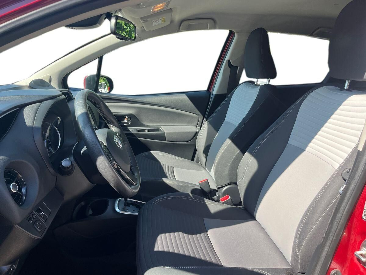 Rød Toyota Yaris fra 2020