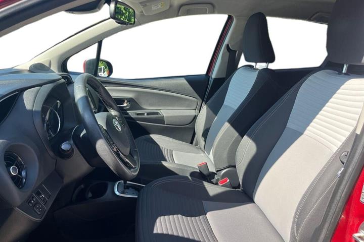 Rød Toyota Yaris fra 2020