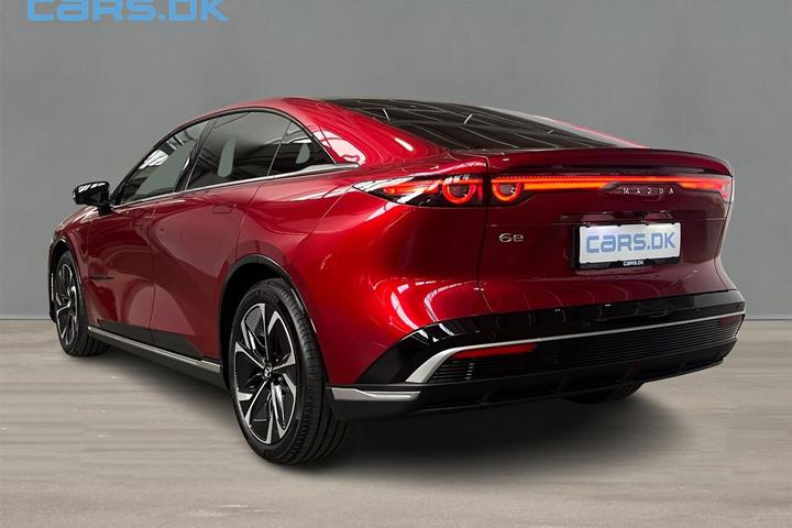 Rød Mazda 6e fra 2026