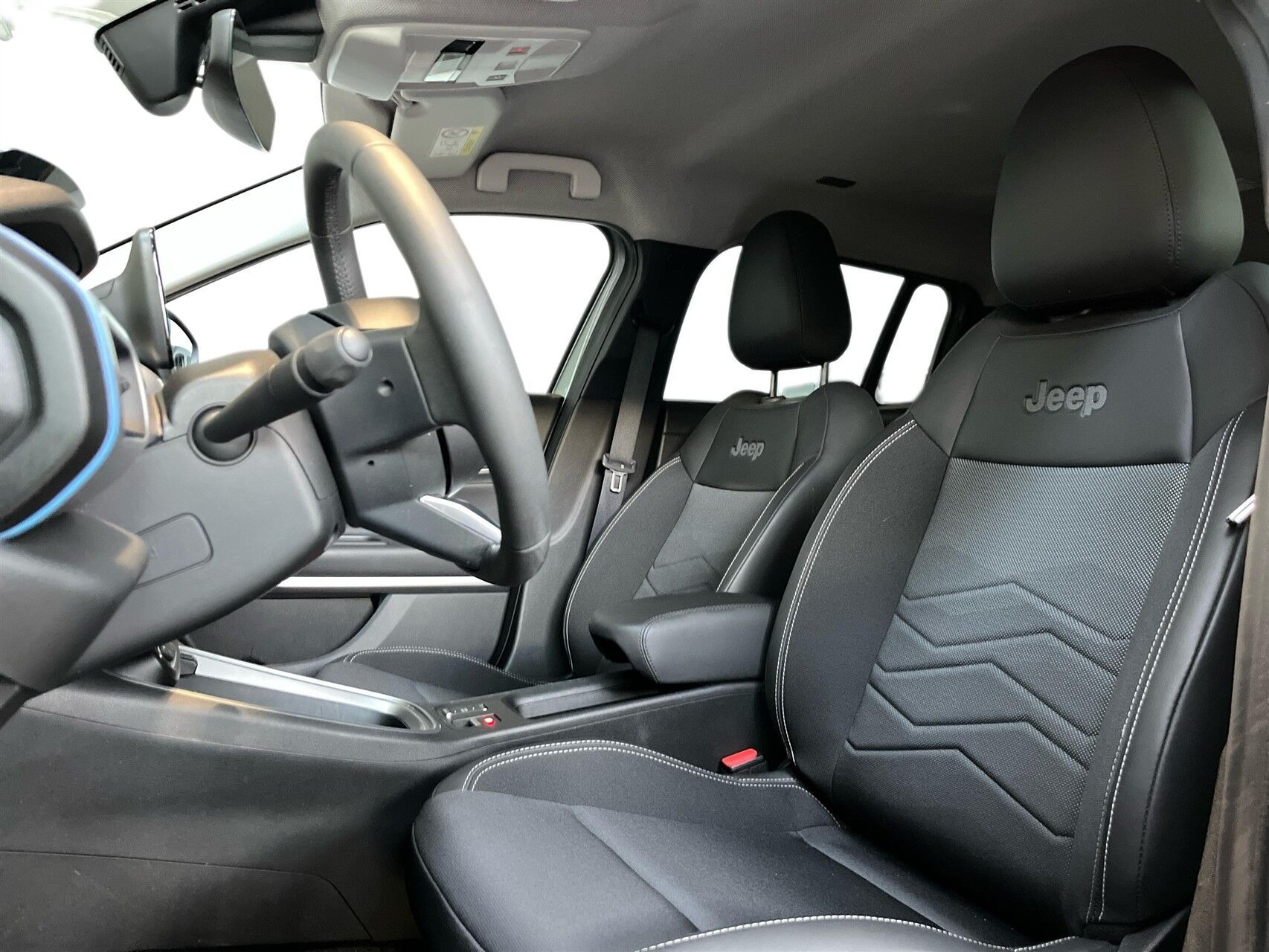 Grå Jeep Avenger fra 2025