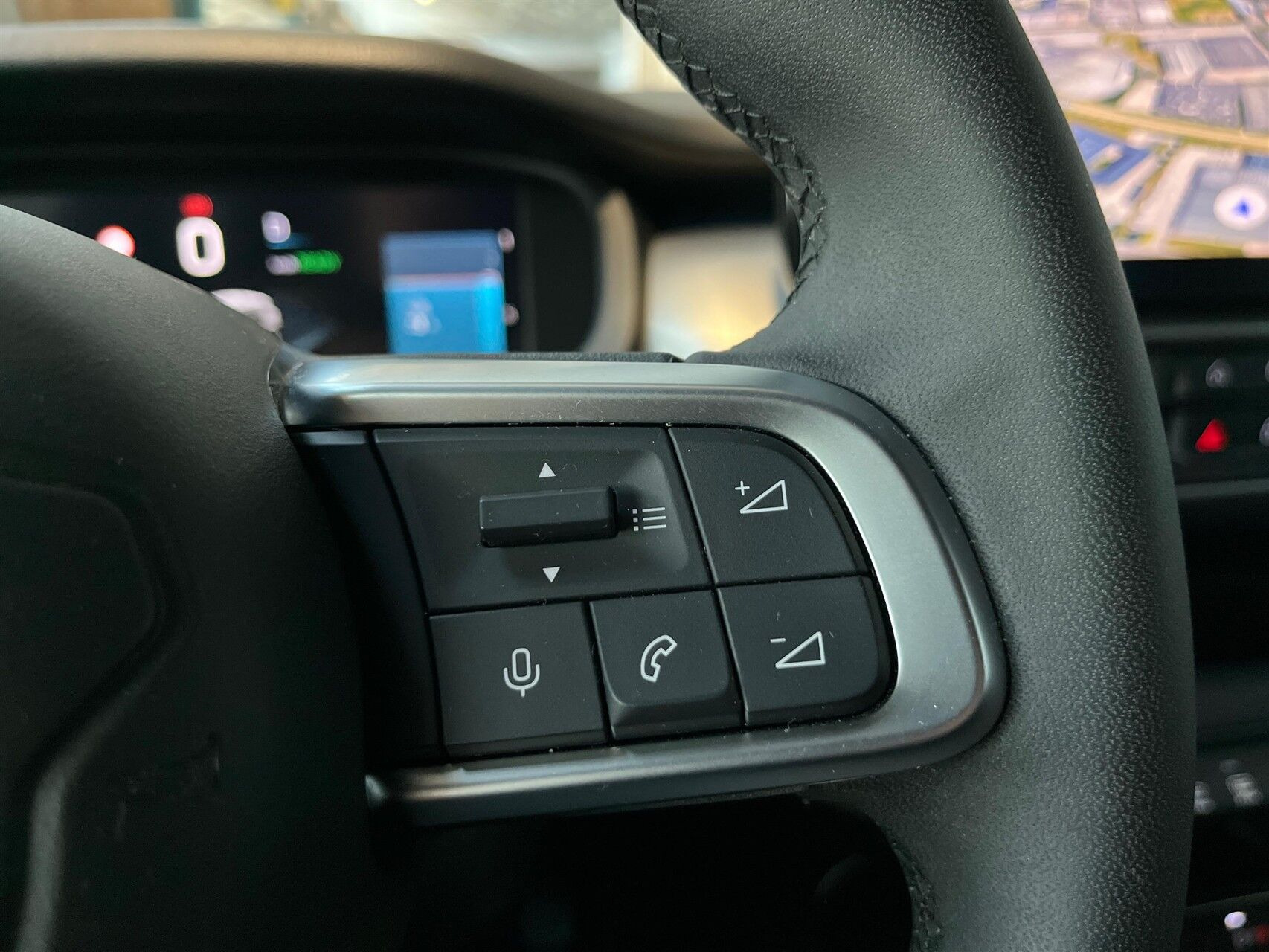 Grå Jeep Avenger fra 2025